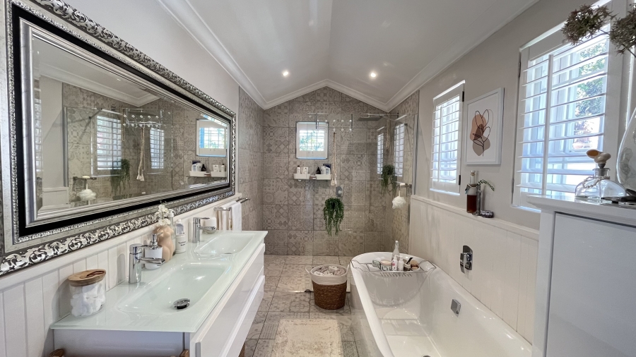 4 Bedroom Property for Sale in Simons Kloof Western Cape